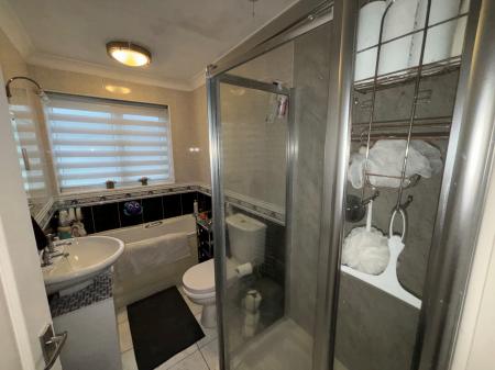 3 bedroom Detached house to let in Hillside Drive, Nuneaton, CV10