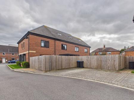 2 bedroom End of terrace house for sale in Willowbank Close, Hinckley, LE10