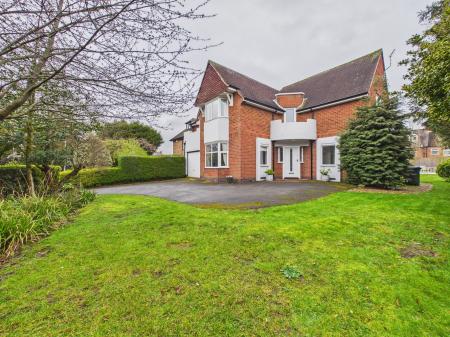 4 bedroom Detached house for sale in Shakespeare Drive, Hinckley, LE10