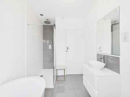 4 bedroom Detached house for sale in Shakespeare Drive, Hinckley, LE10