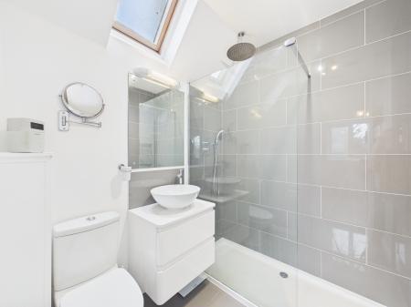 4 bedroom Detached house for sale in Shakespeare Drive, Hinckley, LE10