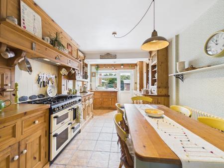 4 bedroom Semi-detached house for sale in Chesterfield Way, Barwell, LE9