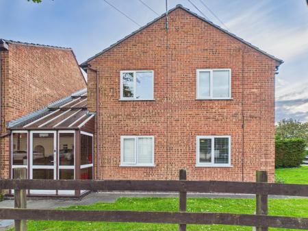 2 bedroom Ground floor flat for sale in Nutts Lane, Hinckley, LE10
