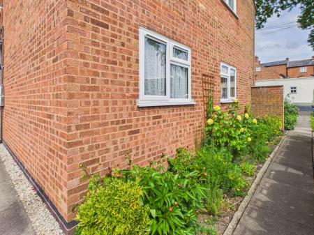 2 bedroom Ground floor flat for sale in Nutts Lane, Hinckley, LE10