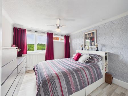 1 bedroom Flat for sale in The Green, Hartshill, CV10
