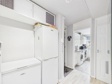 1 bedroom Flat for sale in The Green, Hartshill, CV10