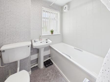 1 bedroom Flat for sale in The Green, Hartshill, CV10