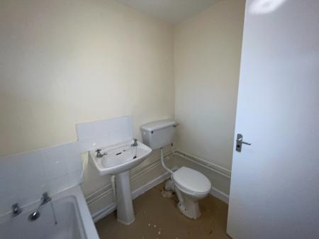 1 bedroom Studio flat to let in Halls Court, Stoney Stanton, LE9