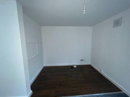 1 bedroom Studio flat to let in Halls Court, Stoney Stanton, LE9