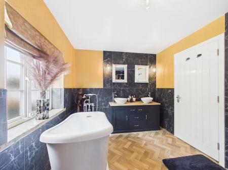 5 bedroom Detached house for sale in Desford Lane, Peckleton, LE9