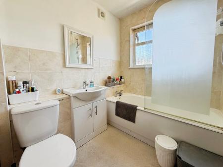 3 bedroom Semi-detached house to let in Outlands Drive, Hinckley, LE10
