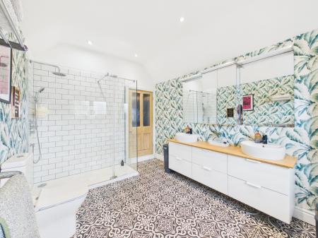 4 bedroom Semi-detached house for sale in Mount Road, Hinckley, LE10