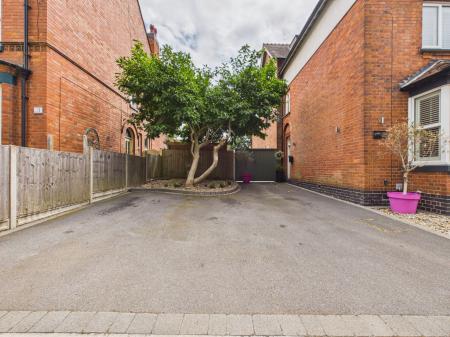 4 bedroom Semi-detached house for sale in Mount Road, Hinckley, LE10