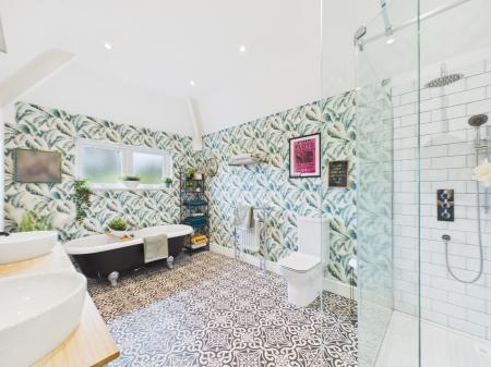 4 bedroom Semi-detached house for sale in Mount Road, Hinckley, LE10
