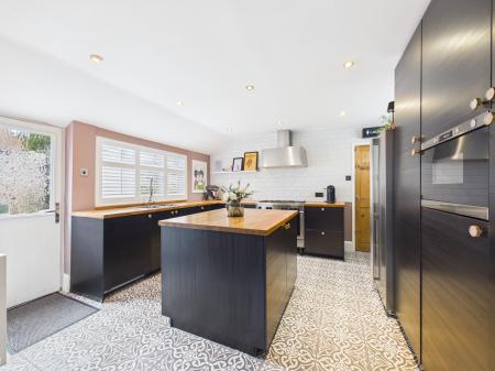 4 bedroom Semi-detached house for sale in Mount Road, Hinckley, LE10