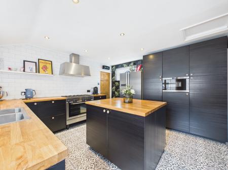 4 bedroom Semi-detached house for sale in Mount Road, Hinckley, LE10