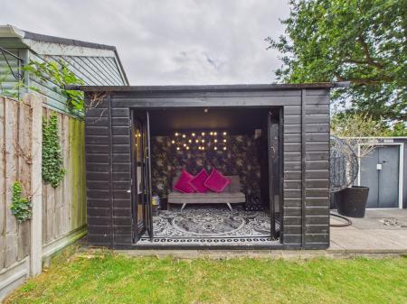 4 bedroom Semi-detached house for sale in Mount Road, Hinckley, LE10