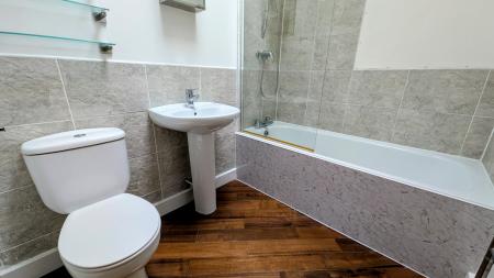 3 bedroom Flat to let in Queens Promenade Bispham, Lancashire, Blackpool, FY2