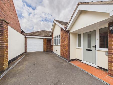 2 bedroom Detached bungalow for sale in Whitemoors Road, Stoke Golding, CV13