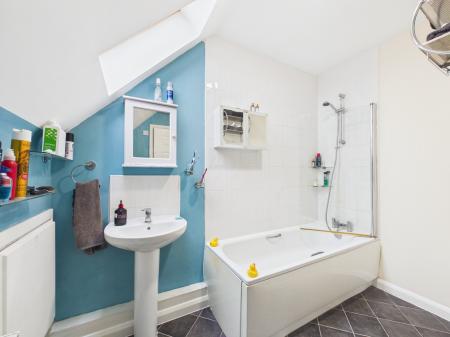 3 bedroom Terraced House for sale in Langham Close, Hinckley, LE10