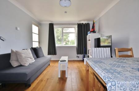 1 bedroom Flat for sale in Abbis House, Hazelwood Close, Hitchin