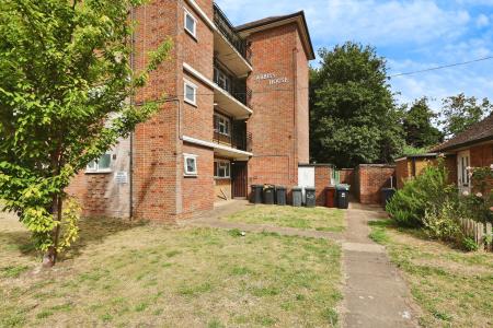 1 bedroom Flat for sale in Abbis House, Hazelwood Close, Hitchin