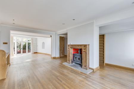 4 bedroom Detached house for sale in Broadwater Avenue, Letchworth