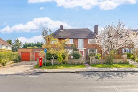 4 bedroom Detached house for sale in Broadwater Avenue, Letchworth