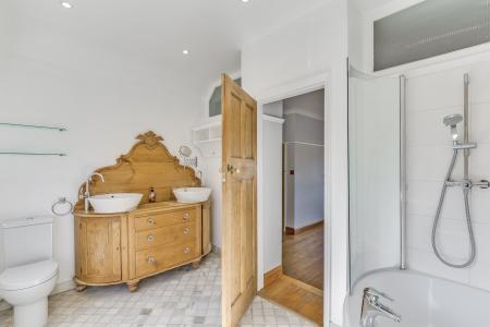 4 bedroom Detached house for sale in Broadwater Avenue, Letchworth