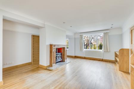 4 bedroom Detached house for sale in Broadwater Avenue, Letchworth