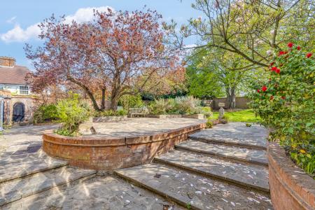 4 bedroom Detached house for sale in Broadwater Avenue, Letchworth