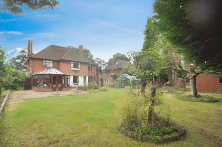 5 bedroom Detached house for sale in London Road, Luton