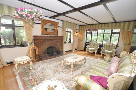 5 bedroom Detached house for sale in London Road, Luton