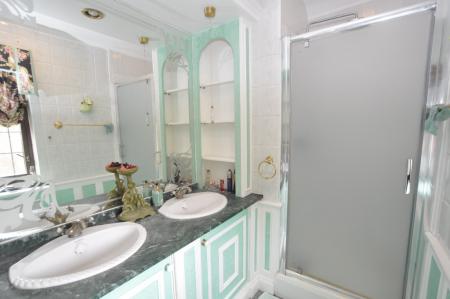 5 bedroom Detached house for sale in London Road, Luton