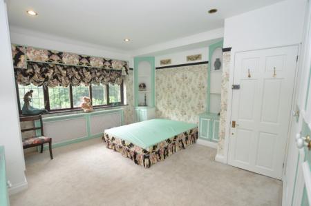 5 bedroom Detached house for sale in London Road, Luton