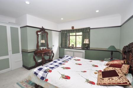 5 bedroom Detached house for sale in London Road, Luton