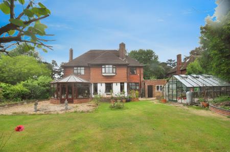 5 bedroom Detached house for sale in London Road, Luton