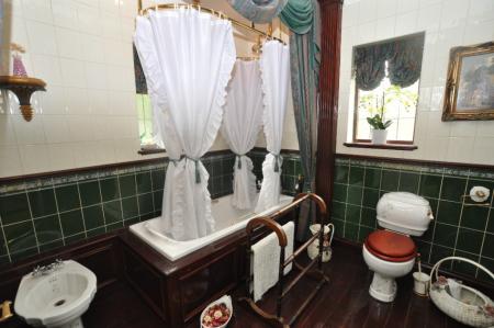 5 bedroom Detached house for sale in London Road, Luton