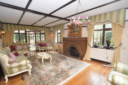 5 bedroom Detached house for sale in London Road, Luton