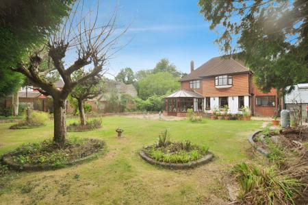 5 bedroom Detached house for sale in London Road, Luton