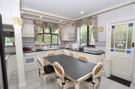5 bedroom Detached house for sale in London Road, Luton