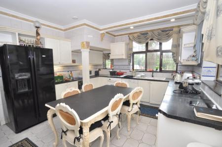 5 bedroom Detached house for sale in London Road, Luton