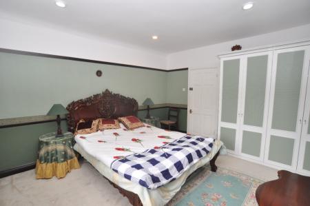 5 bedroom Detached house for sale in London Road, Luton