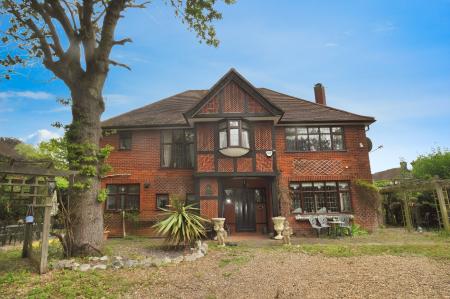 5 bedroom Detached house for sale in London Road, Luton