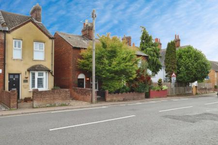 2 bedroom End of terrace house for sale in Nightingale Road, Hitchin