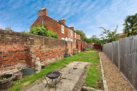 2 bedroom End of terrace house for sale in Nightingale Road, Hitchin