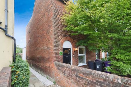 2 bedroom End of terrace house for sale in Nightingale Road, Hitchin