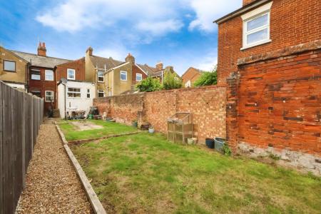 2 bedroom End of terrace house for sale in Nightingale Road, Hitchin