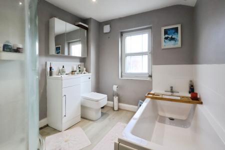 2 bedroom End of terrace house for sale in Nightingale Road, Hitchin