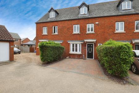 4 bedroom Terraced House for sale in Orchard Way, Henlow